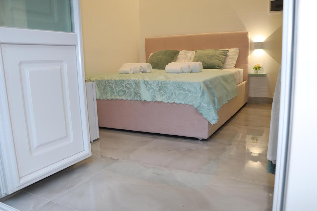 Barbaro Suite & Apartment Napoli Bagian luar foto